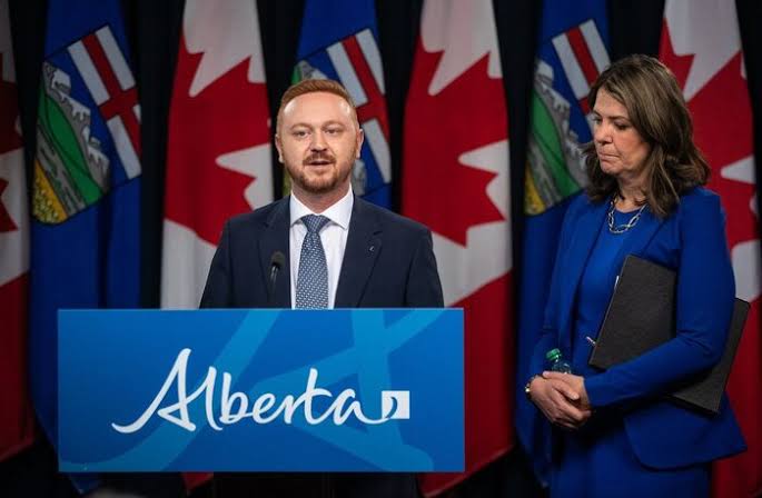Danielle Smith Moves to Ban DEI Hiring Across Alberta’s Public Sector Under Bill 33, Including Cities and Universities (photo 2)