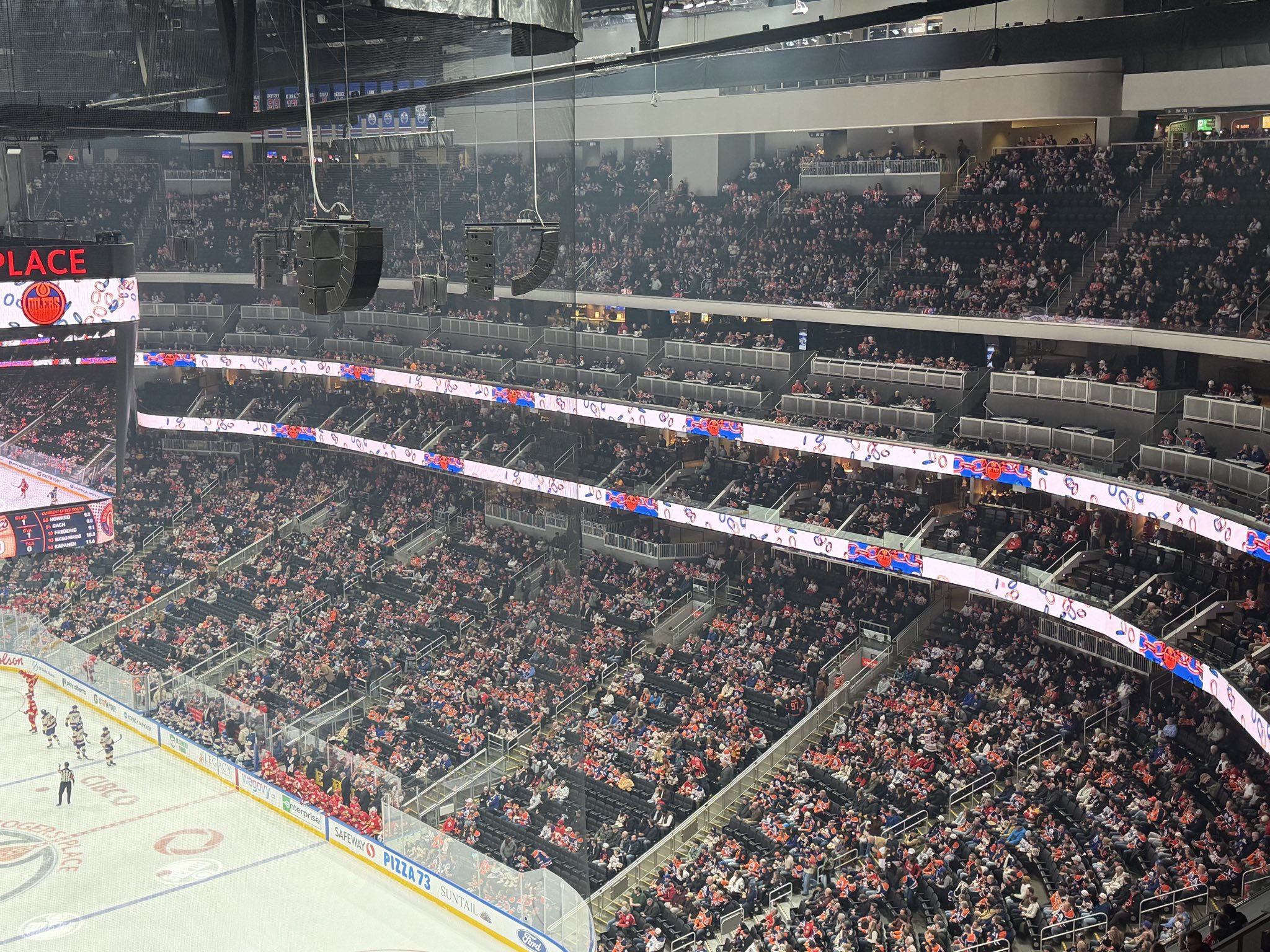 Edmonton Oilers’ Empty Seats Persist, Even as Battle of Alberta Sees McDavid Break NHL Record (photo 2)